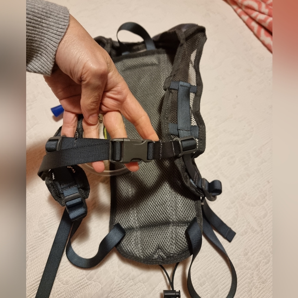 🩶Host Pick🩶Escape 2L hydration backpack hiking running - Picture 13 of 16